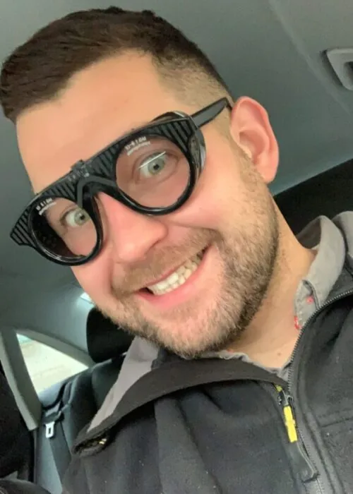 Bartosz Lewandowski mit Schutzbrille