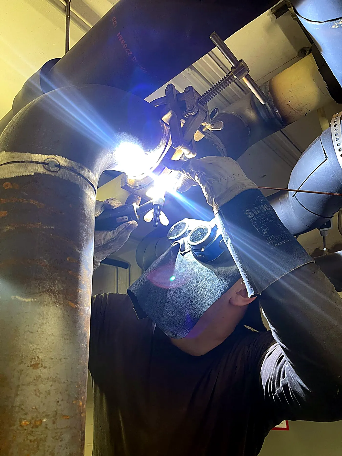 Schweißer von Welder Schweisstechnik beim WIG-Schweißen an einer Rohrleitung